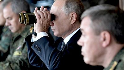 بوتين يتفقد مناورات عسكرية ويتعهد بتعزيز الجيش