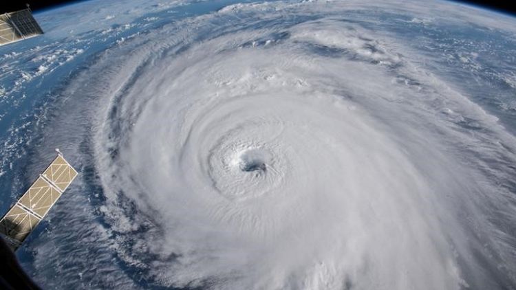 رياح الإعصار فلورنس تضرب ساحل كارولاينا وتحذيرات من سيول جارفة