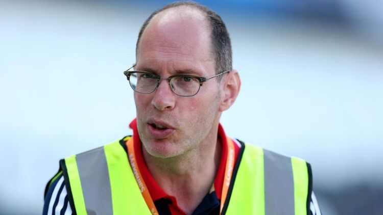 UK Athletics chief executive De Vos to step down