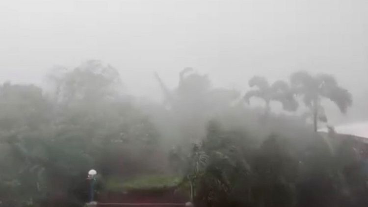 الإعصار الهائل "مانكوت" يضرب شمال الفلبين