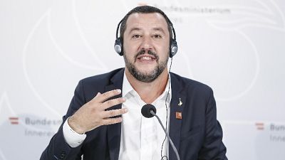Migranti: Salvini, identificarli su navi