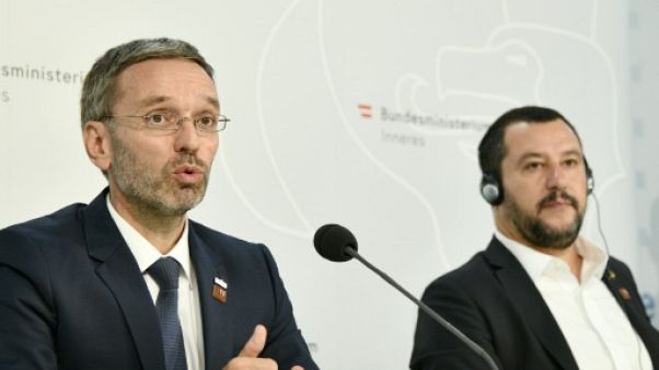 L'Autriche propose de trier les migrants sur des embarcations en mer L'Autriche propose de trier les migrants sur des embarcations en mer