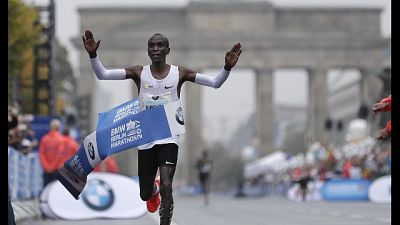 Kiphoge fa nuovo record mondo maratona