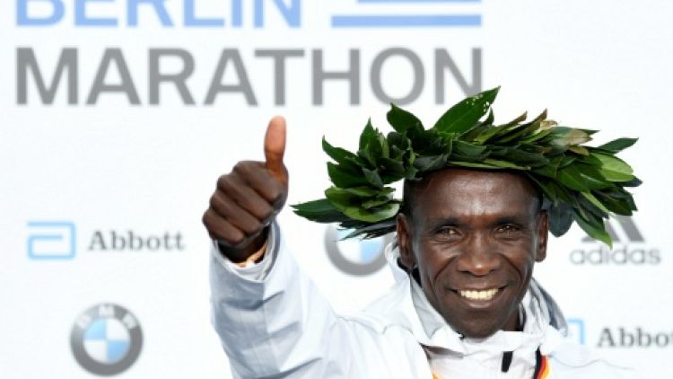 Marathon de Berlin: "le record ne pouvait pas m'échapper" déclare Kipchoge