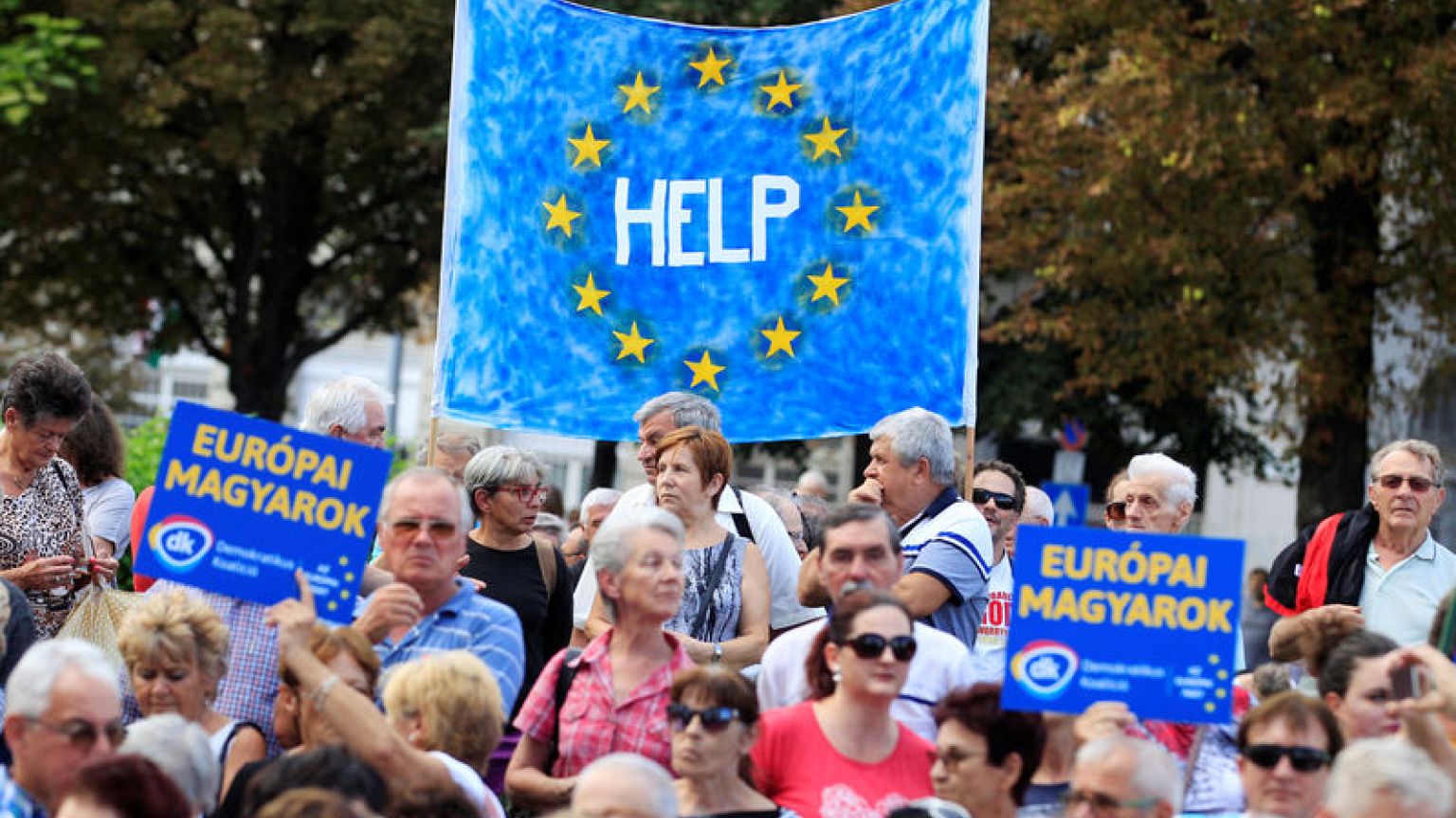 Around 1,000 Hungarians protest against Orban at pro-EU rally