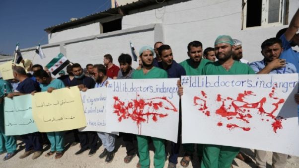 Syrie: médecins et infirmiers manifestent à Idleb contre une offensive Syrie: médecins et infirmiers manifestent à Idleb contre une offensive