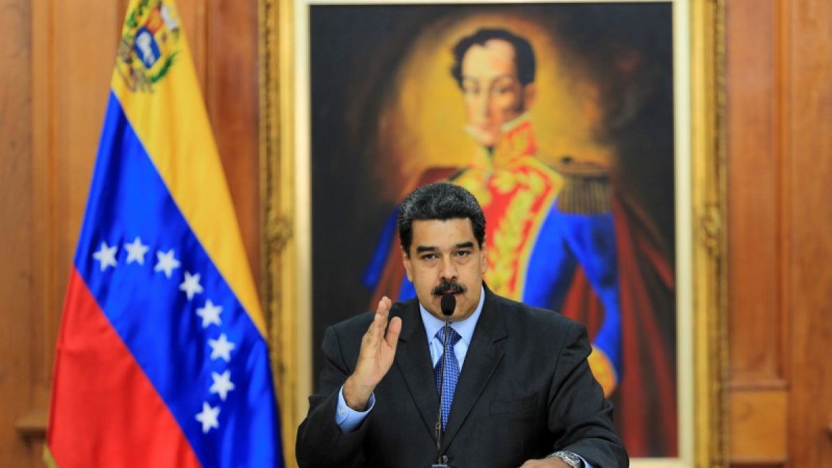 احتجاز رجلين في فنزويلا بسبب فيديو يشبه الرئيس "بالحمار".. شاهد المقطع