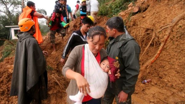 Des dizaines de Philippins ensevelis par le typhon Mangkhut, montée des eaux en Chine Des dizaines de Philippins ensevelis par le typhon Mangkhut, montée des eaux en Chine