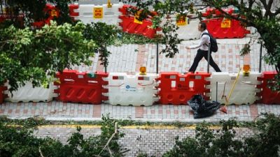 Après le typhon, le parcours d'obstacles des Hongkongais pour aller travailler