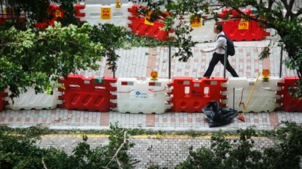 Après le typhon, le parcours d'obstacles des Hongkongais pour aller travailler Après le typhon, le parcours d'obstacles des Hongkongais pour aller travailler