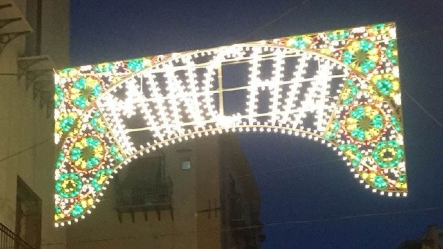 Scritta 'minchia' su luminaria a Palermo