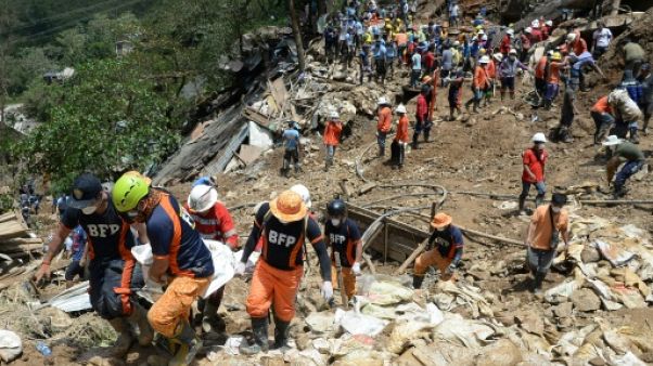 Typhon aux Philippines: 74 morts, les recherches se poursuivent Typhon aux Philippines: 74 morts, les recherches se poursuivent