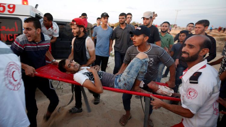 فلسطينيون يقولون إسرائيل أطلقت النار على محتجين في غزة وقتلت شخصين
