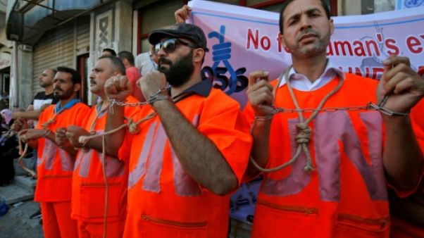 Gaza: des milliers de personnes dénoncent les licenciements à l'agence des réfugiés Gaza: des milliers de personnes dénoncent les licenciements à l'agence des réfugiés