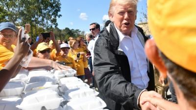 Ouragan Florence: Trump, à la rencontre des sinistrés, promet l'aide fédérale