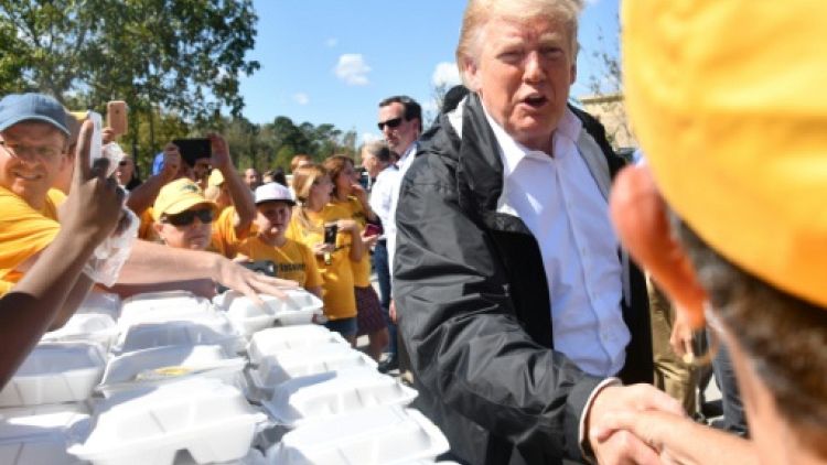Ouragan Florence: Trump, à la rencontre des sinistrés, promet l'aide fédérale