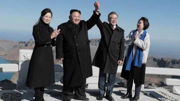 Les dirigeants des deux Corées au Mont Paektu pour une démonstration d'unité Les dirigeants des deux Corées au Mont Paektu pour une démonstration d'unité