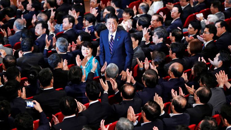 رئيس وزراء اليابان يفوز بزعامة الحزب الحاكم