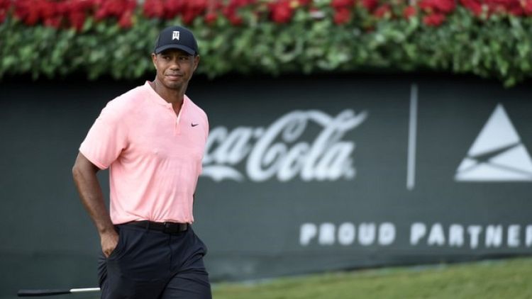 Woods, Fowler lead Tour Championship after opening 65s