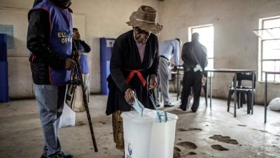 Une habitante du eSwatini vote le 21 septembre 2018 à Lobamba Lomdzala.