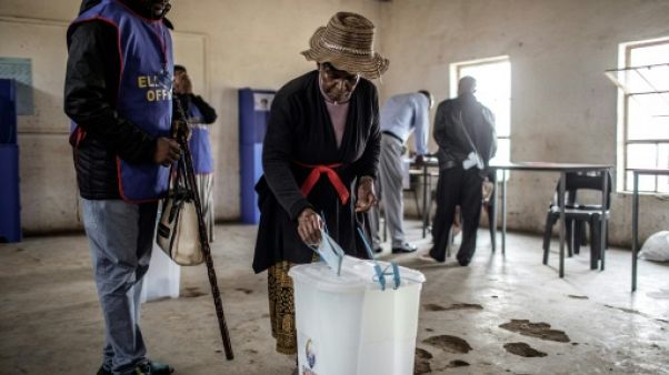 Une habitante du eSwatini vote le 21 septembre 2018 à Lobamba Lomdzala. Une habitante du eSwatini vote le 21 septembre 2018 à Lobamba Lomdzala.