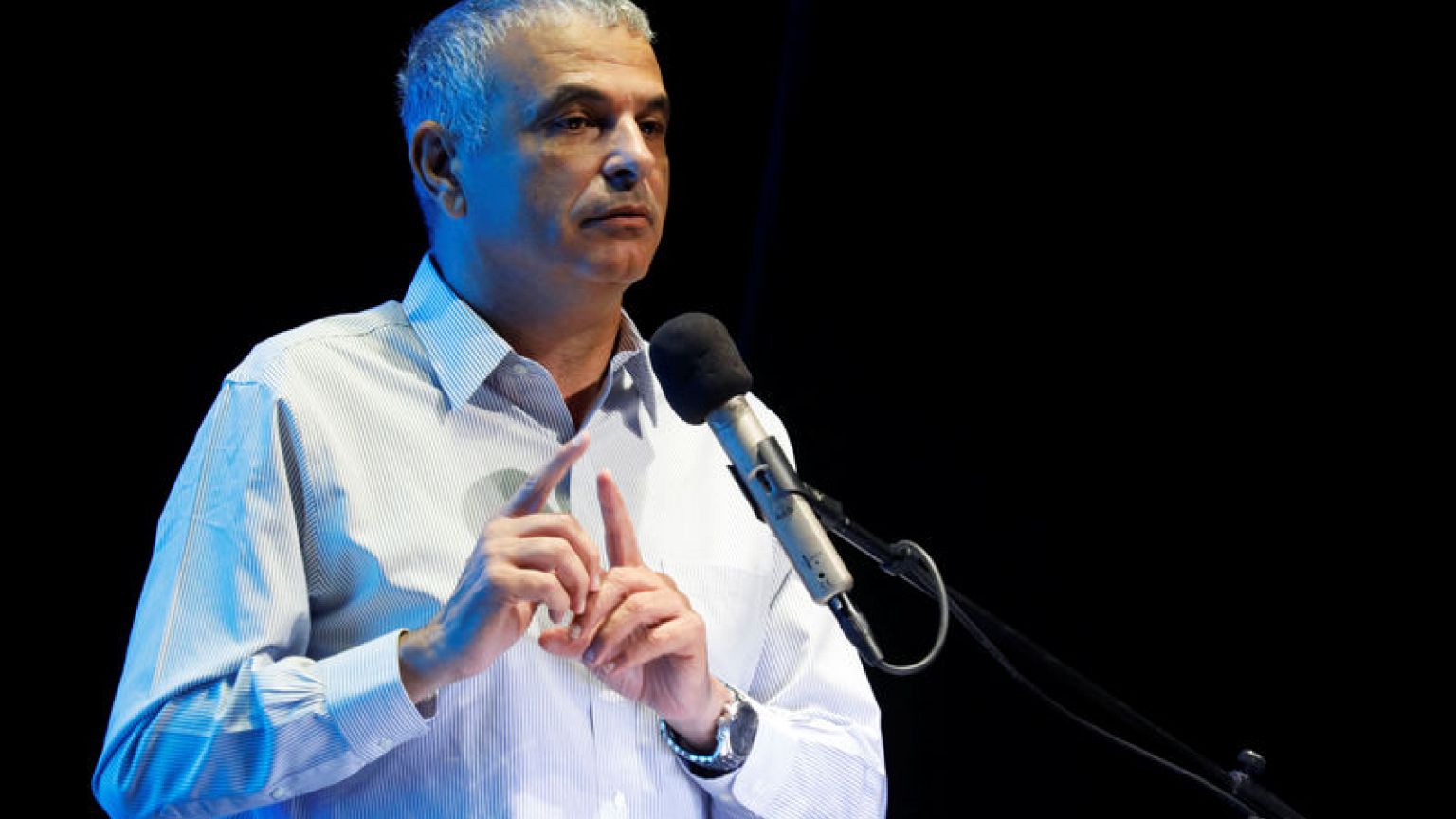 إسرائيل تهدد بخفض تحويلات الضرائب الفلسطينية إذا تم دفع أموال لقاتل مستوطن