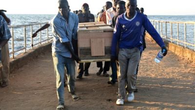 Naufrage sur le lac Victoria: la Tanzanie commence à enterrer ses morts