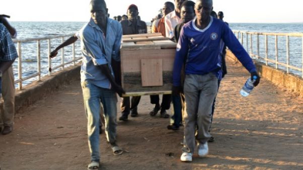 Naufrage sur le lac Victoria: la Tanzanie commence à enterrer ses morts Naufrage sur le lac Victoria: la Tanzanie commence à enterrer ses morts