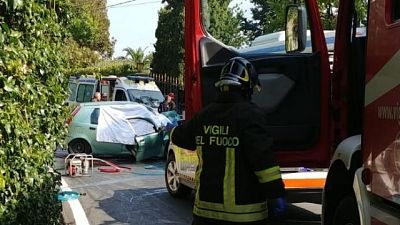 Auto contro bus, 2 morti e molti feriti Auto contro bus, 2 morti e molti feriti