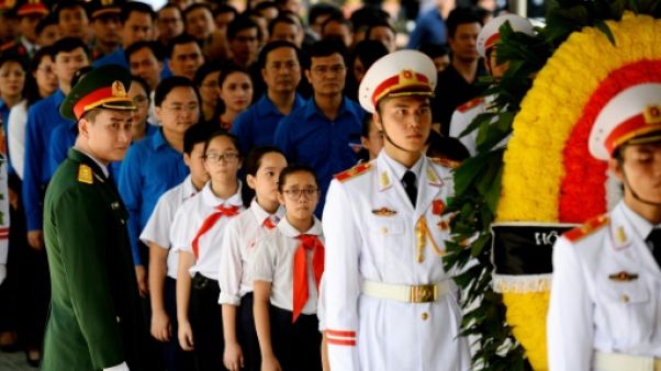 Des centaines de personnes rendent hommage au président vietnamien décédé Des centaines de personnes rendent hommage au président vietnamien décédé