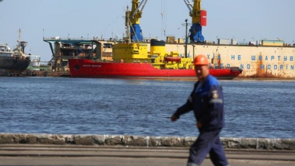 Un employé marche dans le port ukrainien de Marioupol le 14 août 2018 Un employé marche dans le port ukrainien de Marioupol le 14 août 2018