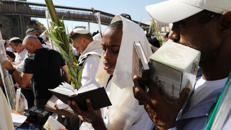 Tens of thousands at Jerusalem's Western Wall for priestly blessing