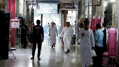 تحليل-من السينما إلى الملابس.. الإصلاحات تغير عادات السعوديين في التسوق