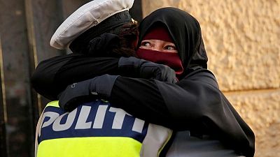 شرطة الدنمرك تحقق مع شرطية احتضنت محتجة منتقبة