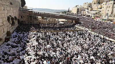 عشرات الآلاف من اليهود يشاركون في طقوس دينية عند حائط المبكى بالقدس