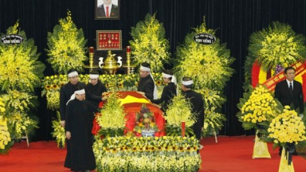 Vietnam: procession grandiose autour du cercueil du président mort d'un "virus rare" Vietnam: procession grandiose autour du cercueil du président mort d'un "virus rare"