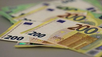 اليورو يتراجع بعد أنباء عن تأجيل اجتماع الميزانية الإيطالية