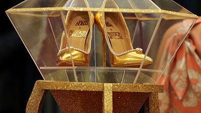 تاجر مجوهرات في دبي يعرض حذاء مرصعا بالألماس مقابل 17 مليون دولار