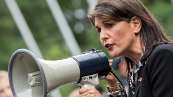 Nikki Haley, mégaphone en main lors d'une manifestation, réclame le départ de Maduro Nikki Haley, mégaphone en main lors d'une manifestation, réclame le départ de Maduro