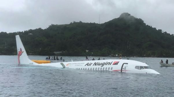 Un avion de ligne plonge dans un lagon du Pacifique Un avion de ligne plonge dans un lagon du Pacifique