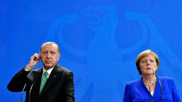 Merkel et Erdogan affichent une timide détente malgré de "profondes différences" Merkel et Erdogan affichent une timide détente malgré de "profondes différences"