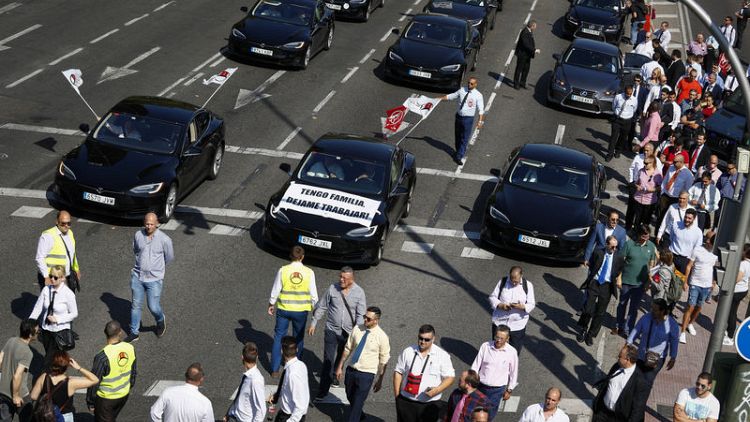 Spain gives Uber and Cabify drivers four years to secure licences