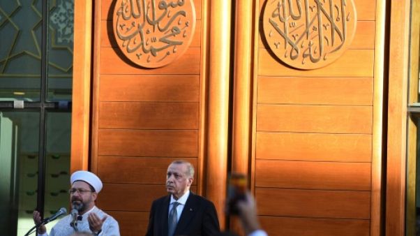 Erdogan conclut sa visite en Allemagne par l'inauguration d'une mosquée controversée Erdogan conclut sa visite en Allemagne par l'inauguration d'une mosquée controversée