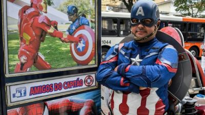 De Tinder à Captain America: tout est bon pour attirer les électeurs au Brésil
