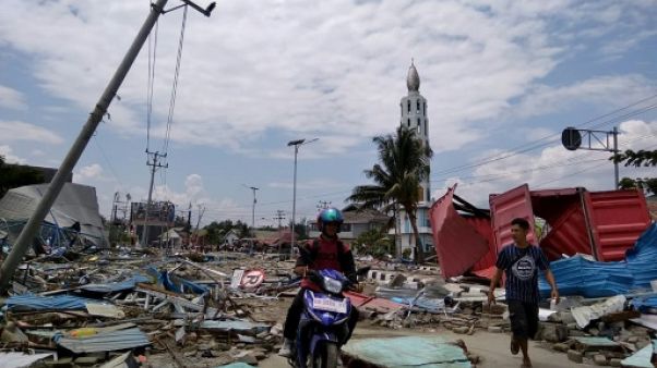 Indonésie: le bilan du séisme suivi d'un tsunami monte à 384 morts Indonésie: le bilan du séisme suivi d'un tsunami monte à 384 morts
