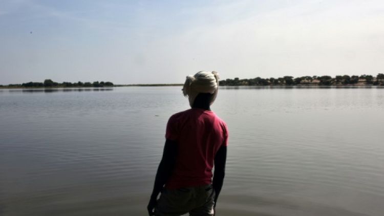 Un Tchadien au bord du lac Tchad, le 26 janvier 2015