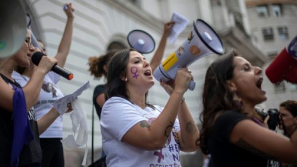 "Non, pas lui!", les Brésiliennes en masse dans la rue contre Bolsonaro "Non, pas lui!", les Brésiliennes en masse dans la rue contre Bolsonaro