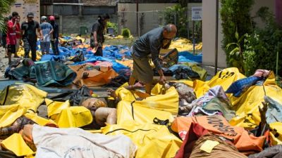 Séisme en Indonésie: au moins 832 morts, enterrements de masse prévus