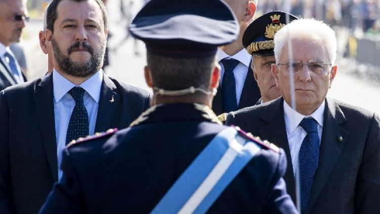 Mattarella e Salvini si stringono mano