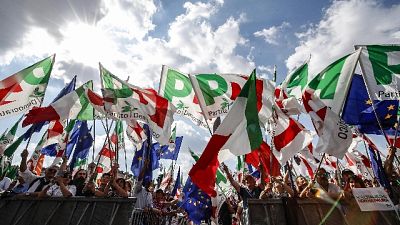 Pd in piazza. Militanti, unità Pd in piazza. Militanti, unità